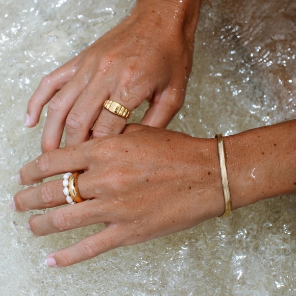 NWT Atolea Kauai Herringbone Bracelet In Gold - Picture 1 of 3